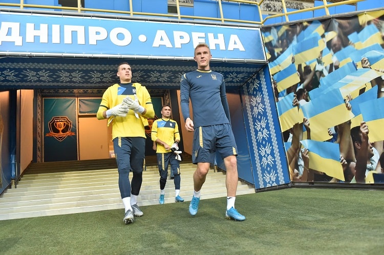 7 тысяч фанатов пришли на открытую тренировку сборной Украины в Днепре