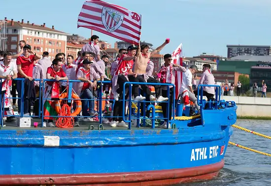 Атлетик на лодках отпраздновал с фанатами победу в Кубке Испании