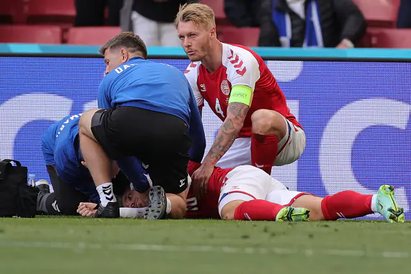Настоящий герой. Защитник сборной Дании сделал непрямой массаж сердца Эриксену до прибытия врачей