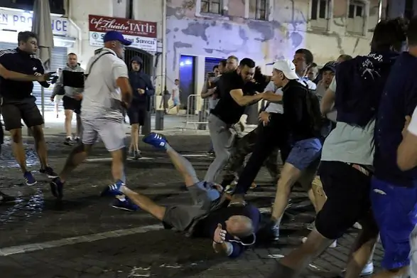 Фаны: «Челси» и «Арсенала» устроили драку на одной из улиц в Баку
