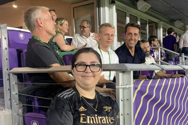 Зинченко уже фотографируется с фанатами «Арсенала»