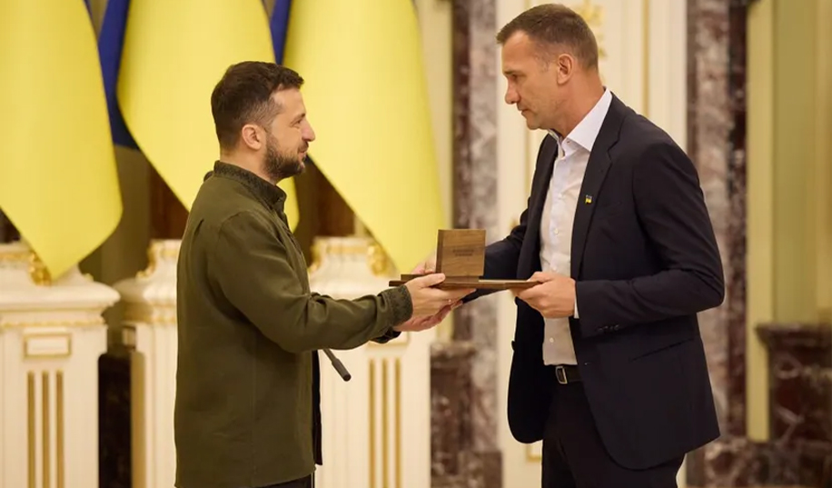 Зеленский вручил Шевченко награду «Национальная легенда Украины»