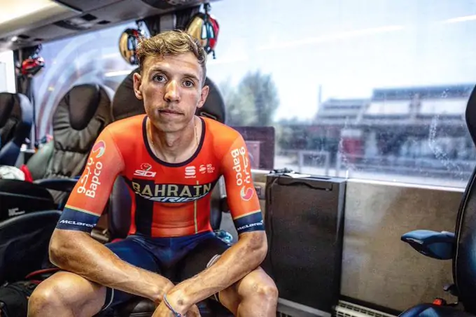 Бельгийскому велогонщику наложили 15 швов на голове