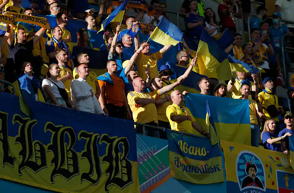 Невероятное исполнение гимна Украины на трибунах стадиона в Бухаресте перед матчем с Австрией
