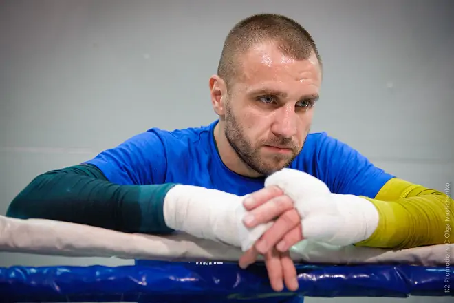 Вместо боксерских перчаток – автомат. Еще один украинский боксер обороняет Киев от рашистов