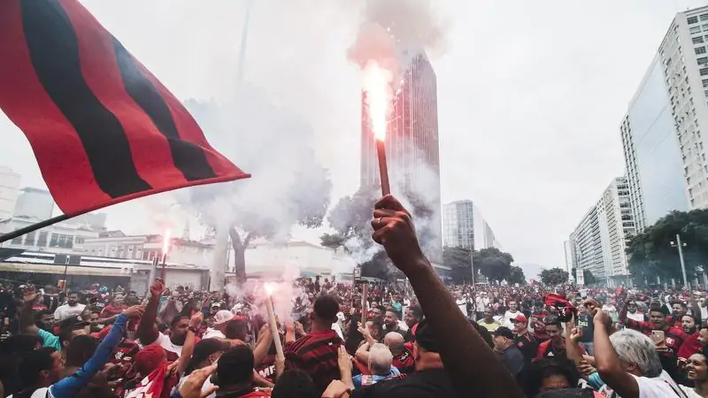 Бурный чемпионский парад фанатов «Фламенго» в Рио превратился в столкновения с полицией