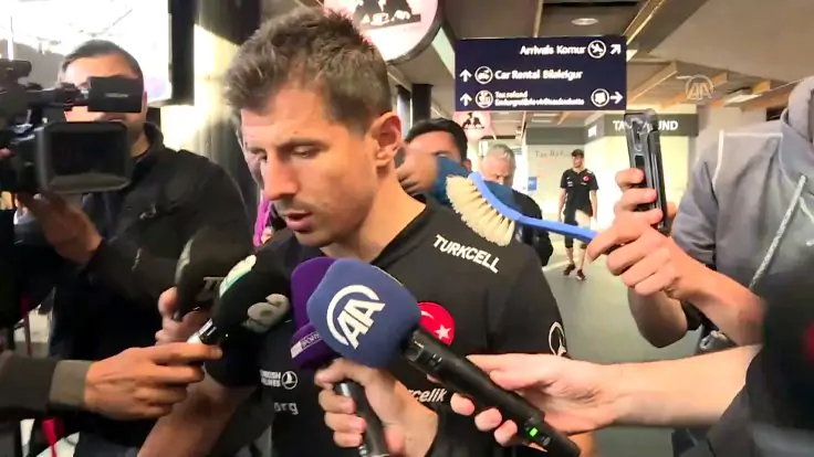 Капитану сборной Турции во время интервью вместо микрофона подсунули щетку для чистки унитаза