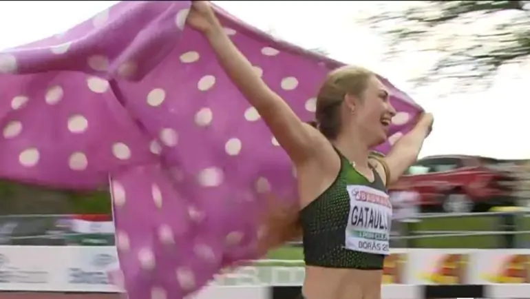 Российская легкоатлетка отпраздновала победу с розовым пледом в горошек