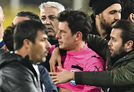 В Турции остановили чемпионат после нападения президента клуба на арбитра