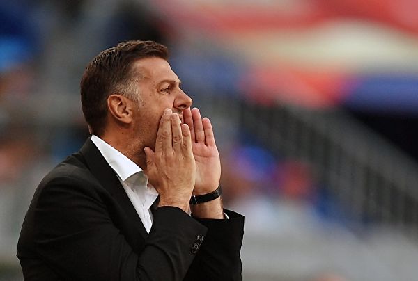 В Сербии критикуют главного тренера сборной за месяц до матча с Украиной
