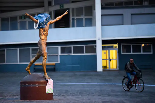 Болельщики «Мальме» надели на статую Златана мусорный пакет