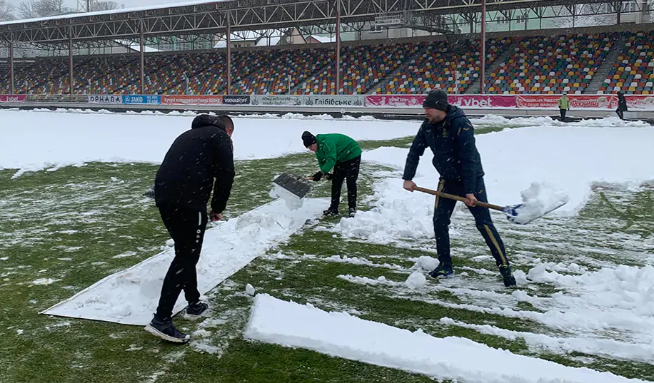 Тернопольский клуб пустит на матч болельщиков если они... Помогут расчистить снег на поле