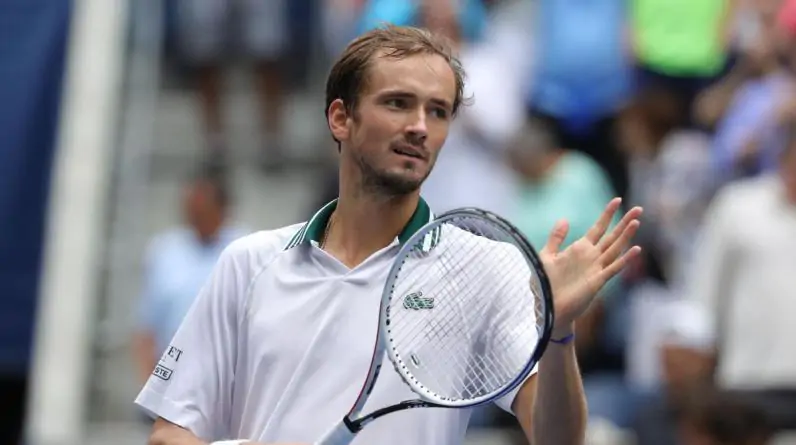 Медведев в третий раз кряду вышел в четвертьфинал US Open
