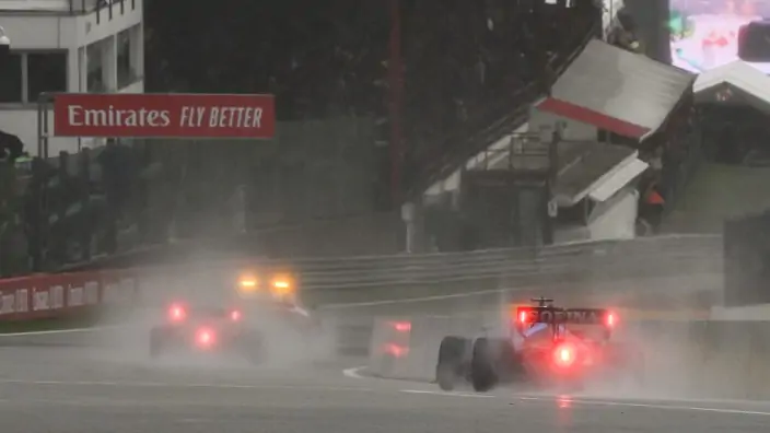 Формула-1 после провала на Гран-при Бельгии ищет решение проблемы гонок во время дождя