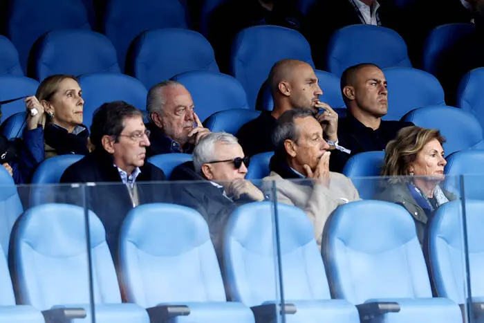 Президент Наполи пообещал игрокам большие деньги за проход Барселоны в Лиге чемпионов