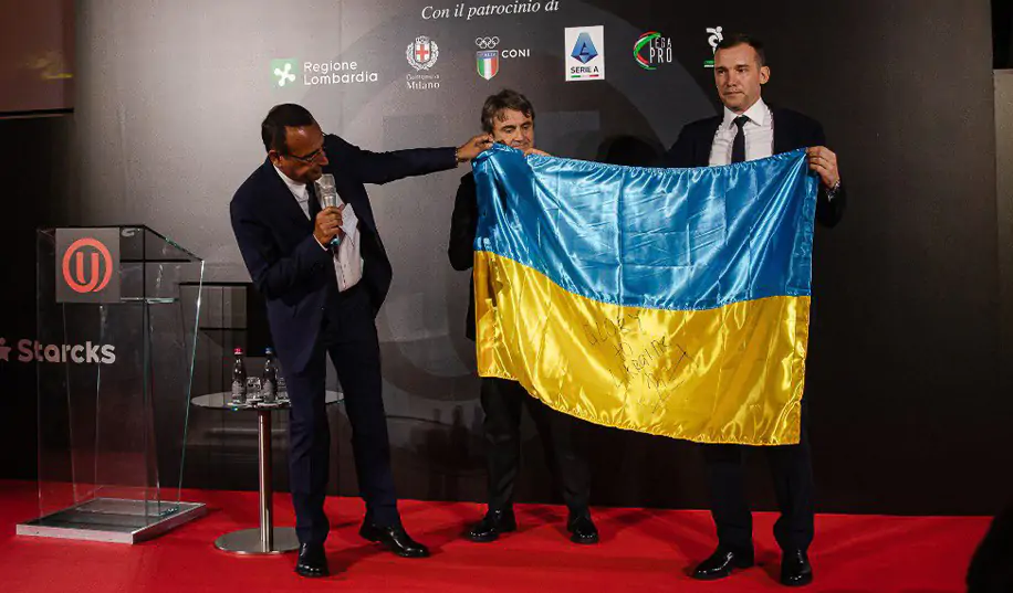 Шевченко привез в Милан флаг Украины с подписью Зеленского. Серия А выиграла аукцион за 110 тысяч евро