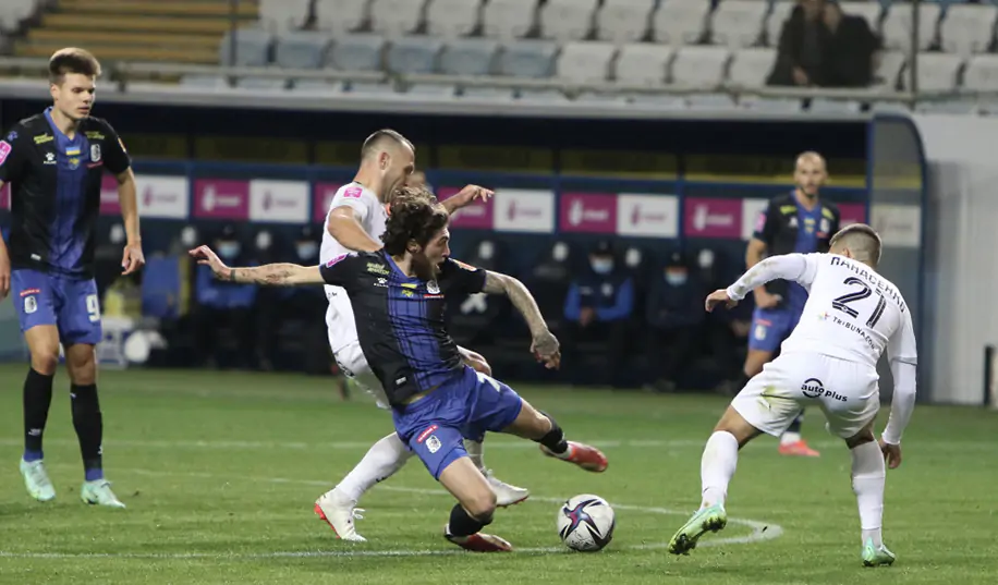 «Верес», несмотря на удаление и пенальти в свои ворота, отстоял победу над «Черноморцем»