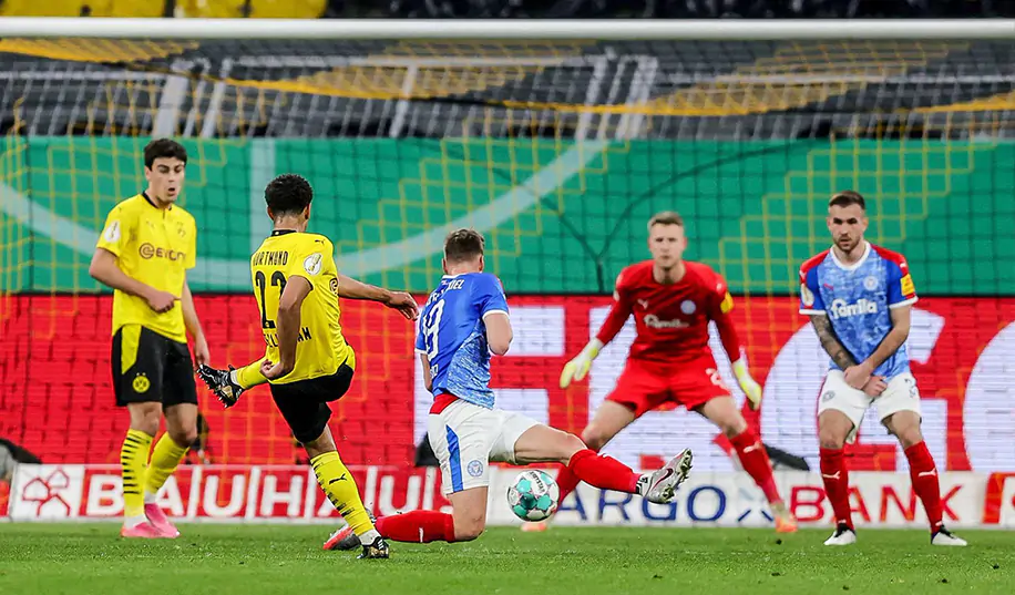 «Боруссия» Д вышла в финал Кубка Германии, разбив обидчика «Баварии» из низшего дивизиона