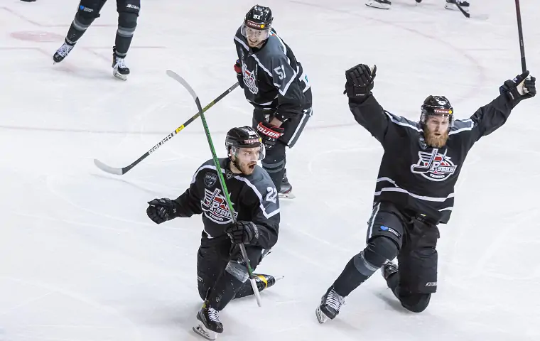 Мережко помог «Рубину» пробиться в полуфинал плей-офф ВХЛ