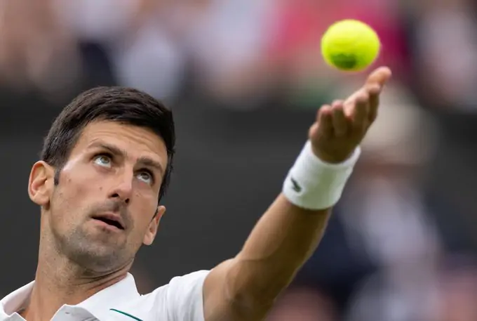 Джокович проиграл сет, но 25 эйсов помогли ему пройти во второй круг Wimbledon