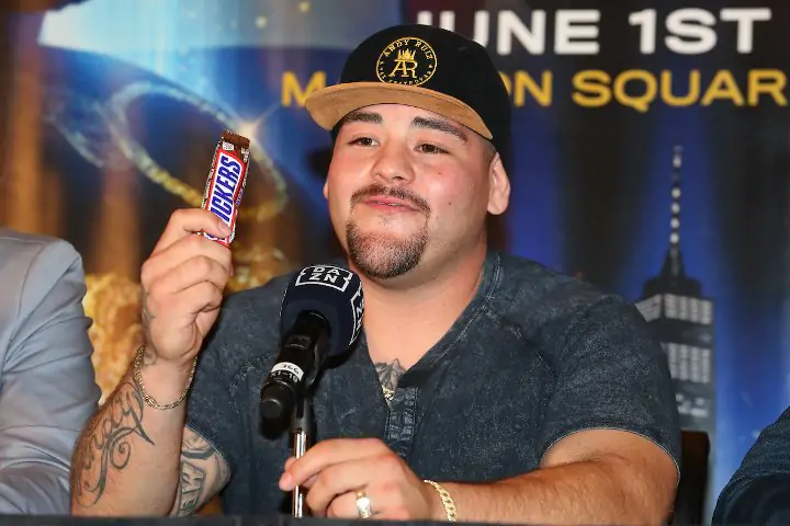 Соперник Джошуа пришел на пресс-конференцию со Snickers и попросил уважать «маленького толстяка»