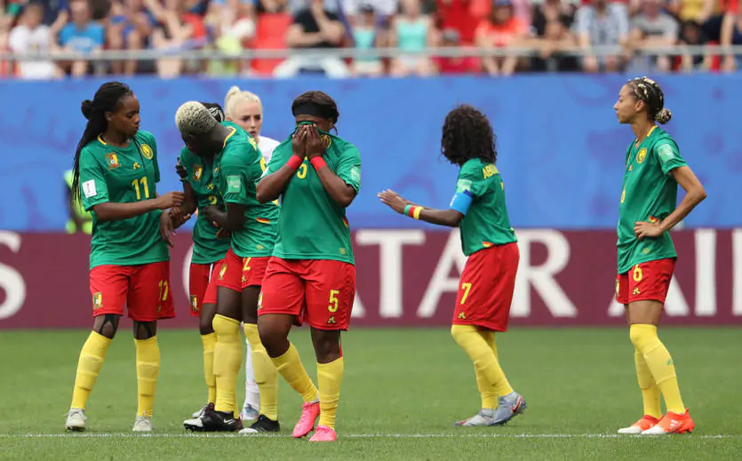 Футболистка сборной Камеруна плюнула в соперницу, но получила лишь желтую карточку