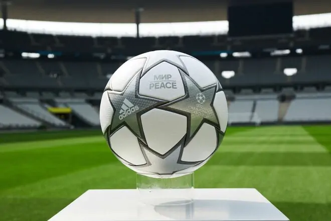 UEFA презентовал мяч финала Лиги чемпионов. На нем изображено послание на украинском языке
