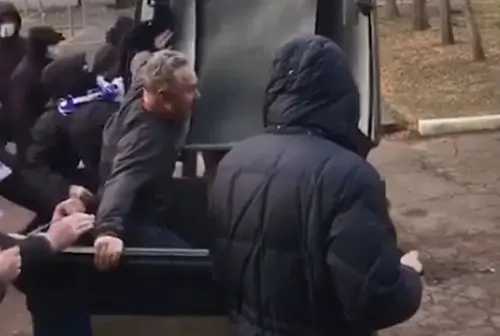 Видео. Хулиганы с символикой «Десны» бросили директора стадиона в мусорный бак