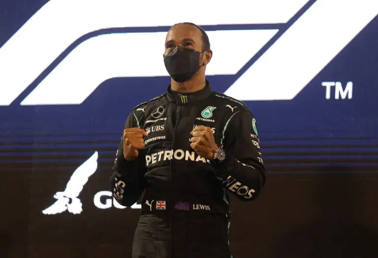 Хэмилтон: «Под конец Гран-при Бахрейна появились проблемы с задней частью болида»