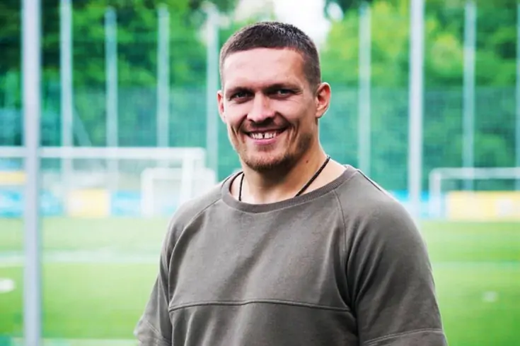 Украинский футбольный клуб может предложить Усику профессиональный контракт