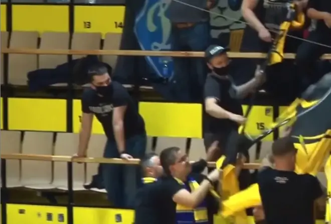 Дикость? Ультрас «Будивельника» порезали флаги «Киев-Баскета» и напали на работника арены