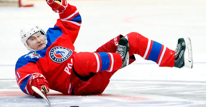 Засмотрелся. Путин рухнул на лед после матча, в котором забросил десять шайб