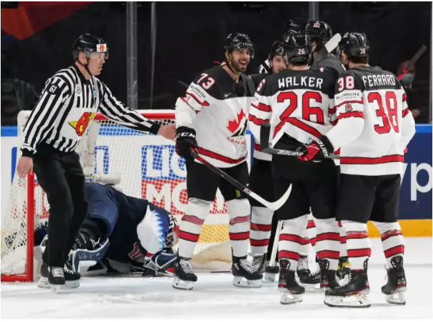 Канада стала первым финалистом чемпионата мира