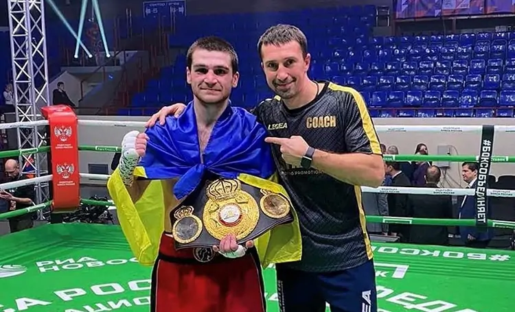 Чухаджян с флагом Украины на плечах в ринге отметил победу в России