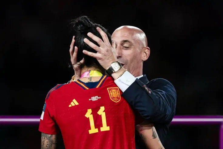 FIFA отстранила Рубиалеса от футбола на три года за поцелуй футболистки