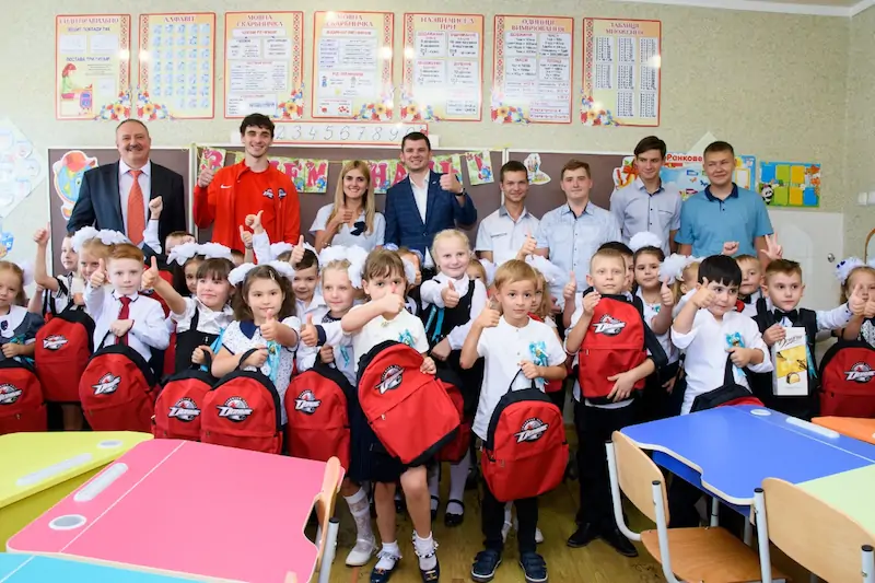 «Донбасс» и Фонд Бориса Колесникова подарили 2300 подарков первоклассникам Донецкой области 