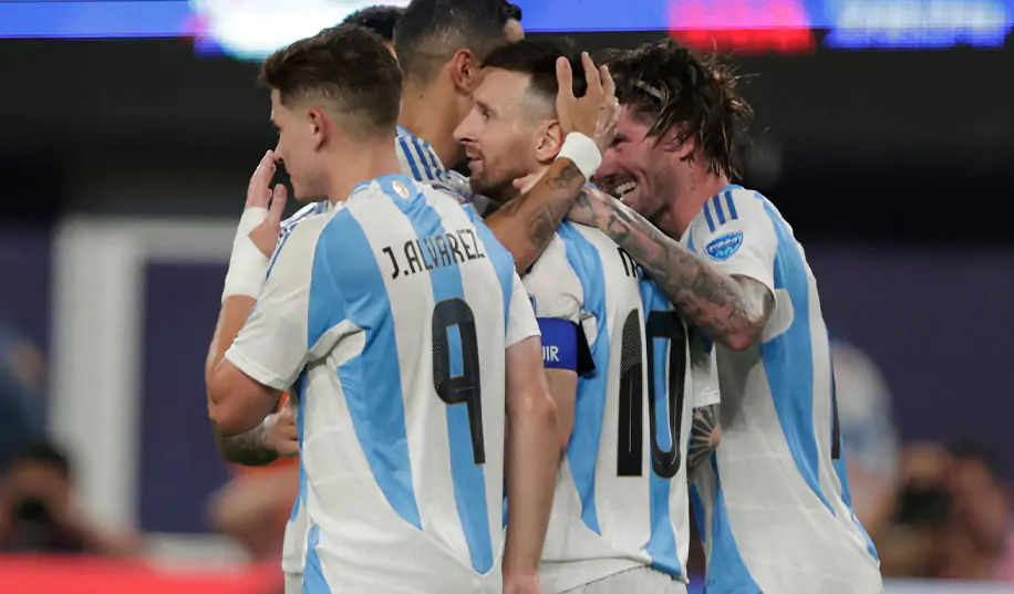 Аргентина с дебютным голом Месси на Копе вышла в финал