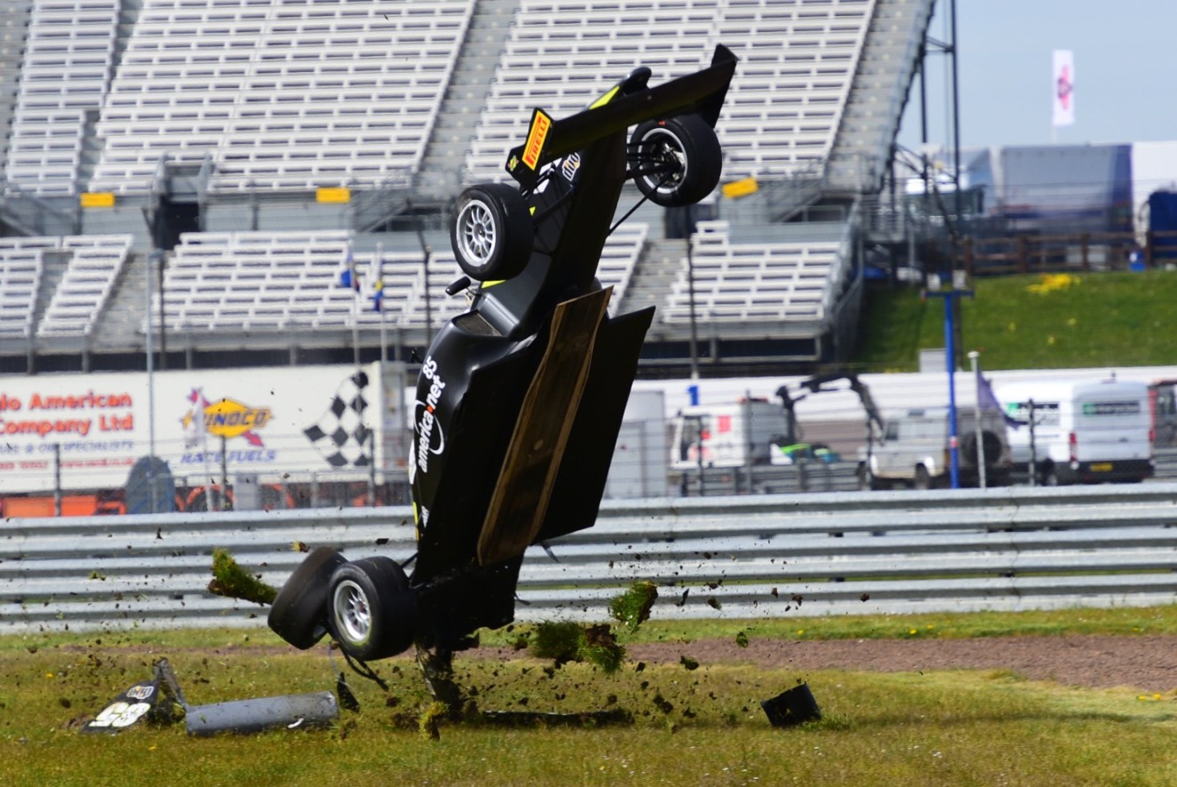 Страшная авария гонщика британской Формулы-3. Видео