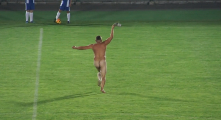 Во время матча по регби в Сиднее на поле выбежал голый болельщик