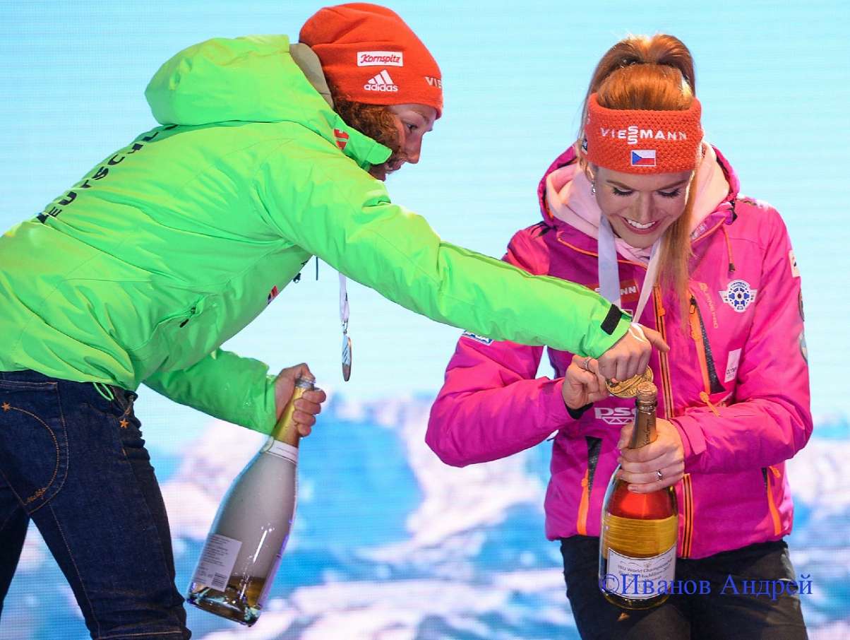 40_Габриэла Коукалова пытается открыть бутылку шампанского с помощью своей медали и Лауры Дальмайер_Фото Андрей Иванов.jpg