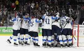 Болельщики сборной Финляндии отпраздновали победу на ЧМ-2019 в фонтане