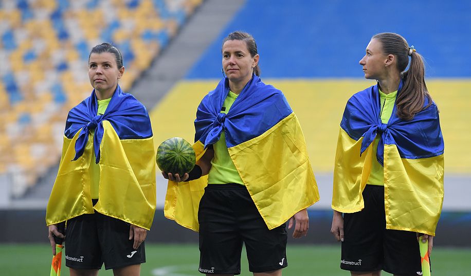Херсон – це Україна. Перед матчем «Шахтар» – «Зоря» арбітри матчу винесли особливий символ