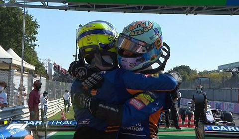 Ферстаппен и Хэмилтон самоустранились на Гран-при Италии. Дубль триумфаторы из McLaren отметили выпитым из ботинок шампанским