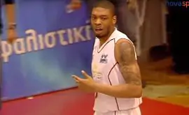 В чемпионате Греции баскетболист забросил в кольцо своей команды. Видео