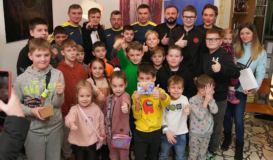 Легенди українського футболу на один день стали кухарями, щоб порадувати дітей-переселенців