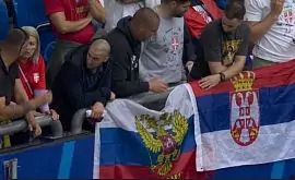 Сербские болельщики вывесили флаг россии во время матча с Англией