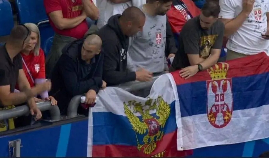 Сербські вболівальники вивісили прапор росії під час матчу з Англією |  Футбол | XSPORT.ua