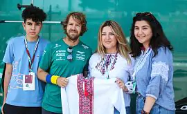 Чотириразовому чемпіону Формули-1 подарували вишиванку на Гран-прі Азербайджану