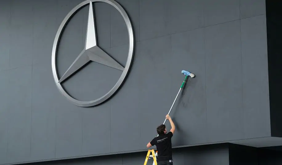 Mercedes уволил четырех сотрудников за травлю коллеги-мусульманина