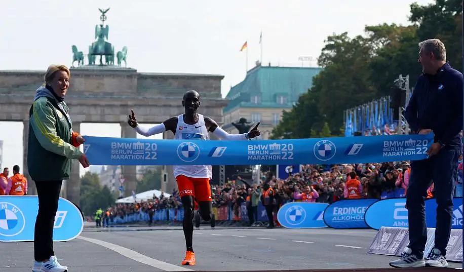 Фантастика! Элиуд Кипчоге обновил свой мировой рекорд в марафоне